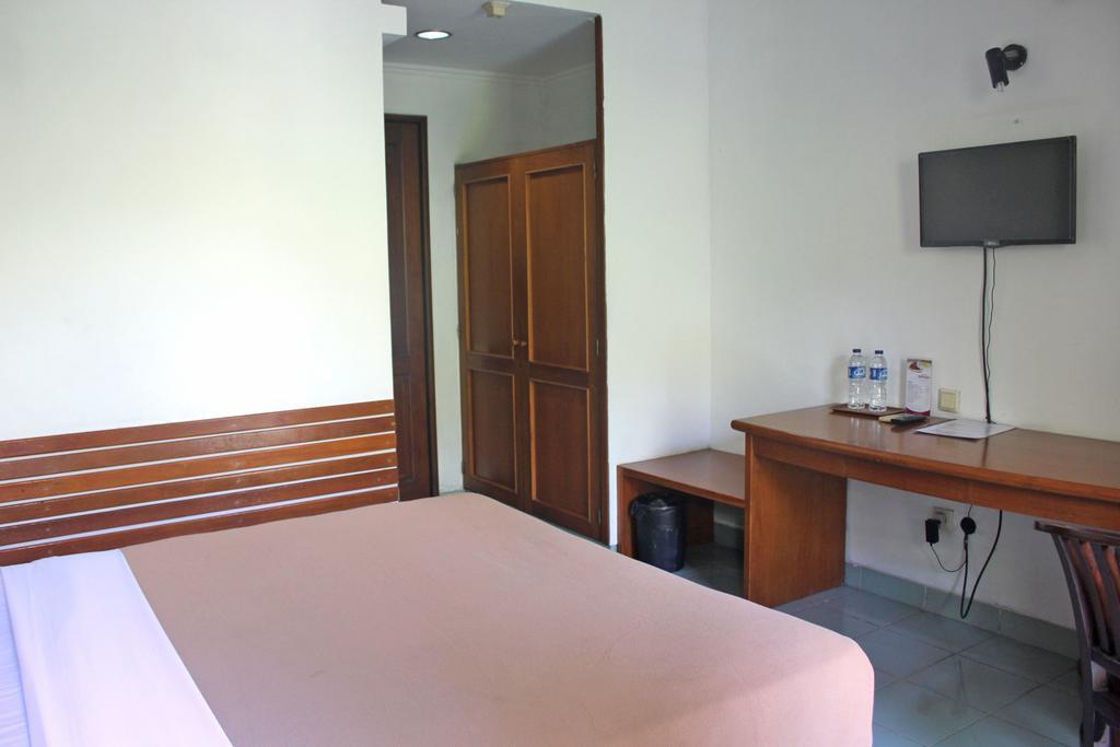 Hotel Winotosastro Garden Yogyakarta Exterior photo